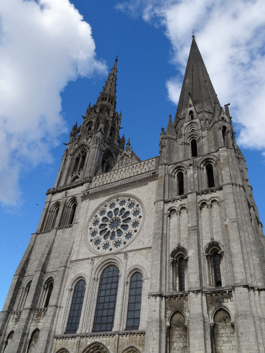 Chartres シャルトル 青いステンドグラスのカテドラル フランスであそぼう